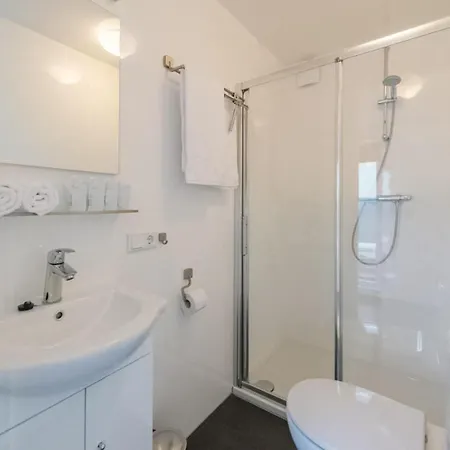 House Boat Mustique Hotel na wodzie 4*