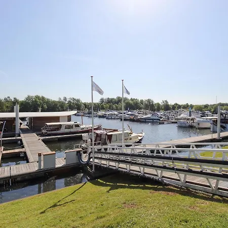 House Boat Mustique 4*