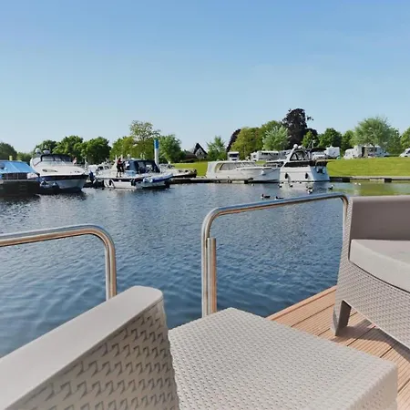 House Boat Mustique Bateau-hôtel 4*