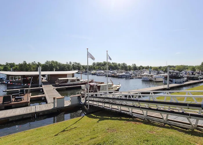 House Boat Mustique 4*